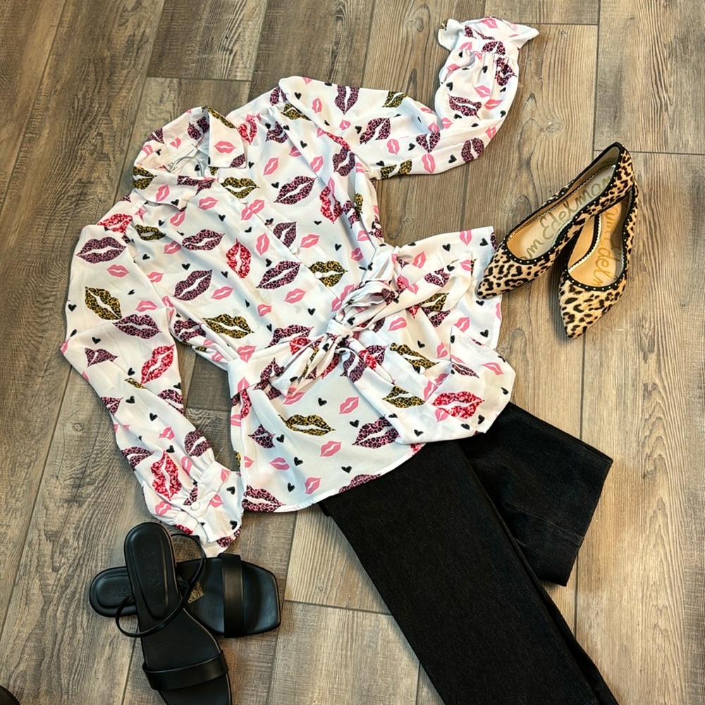 Colorful Blouse w/ lips in animal print